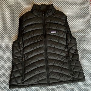 Women’s XL Patagonia size XL Down Sweater Vest, barely worn.